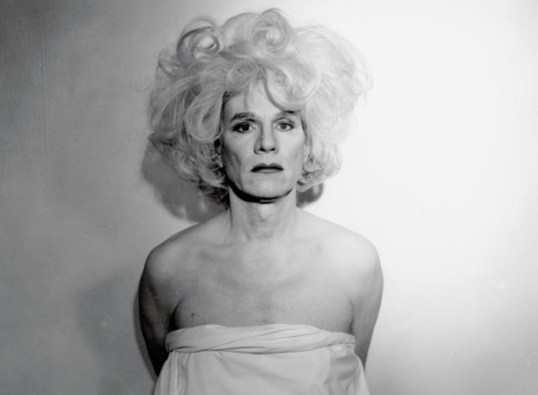 Warhol: autorretratao vestido de mulher